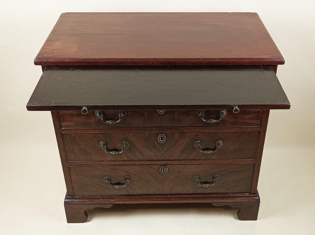 Georgian Bachelors Chest of Drawers (4).jpg